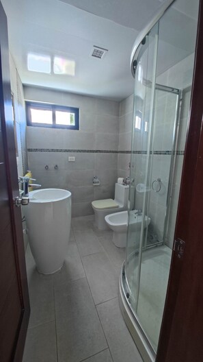 Dusche, Bidet, Handtücher