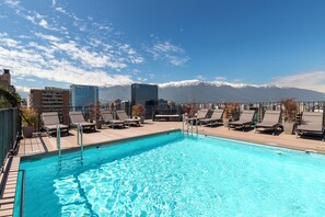 Una piscina al aire libre de temporada
