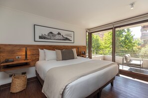 Open Suite, terrace | Allergitestade sängkläder, duntäcken och värdeförvaringsskåp på rummet
