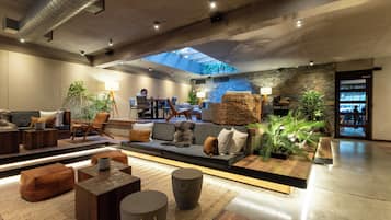 Een 50-inch smart-tv met digitale zenders, televisie en Netflix