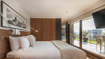 Hypo-allergenic bedding, down comforters, in-room safe