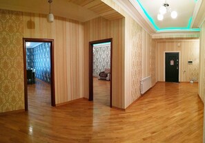 Departamento, 2 habitaciones | Área de sala de estar | Televisión de pantalla plana 