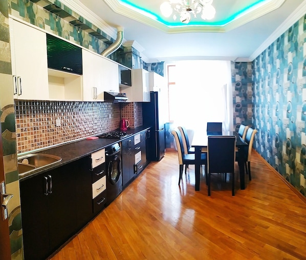 Appartement, 2 chambres | Cuisine privée | Réfrigérateur grande capacité avec congélateur, surface de cuisson