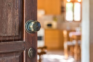 Une porte en bois avec une poignée de porte en laiton et un trou de serrure.
