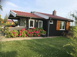 Exterior - Spend the night on the water in Tiny House / Trekkershut Comfort / Mini Bungalow (Leimuiden)