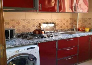 Refrigerador, horno, parrilla de estufa y utensilios de cocina 