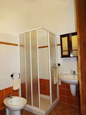 Dusche, Haartrockner, Bidet, Handtücher