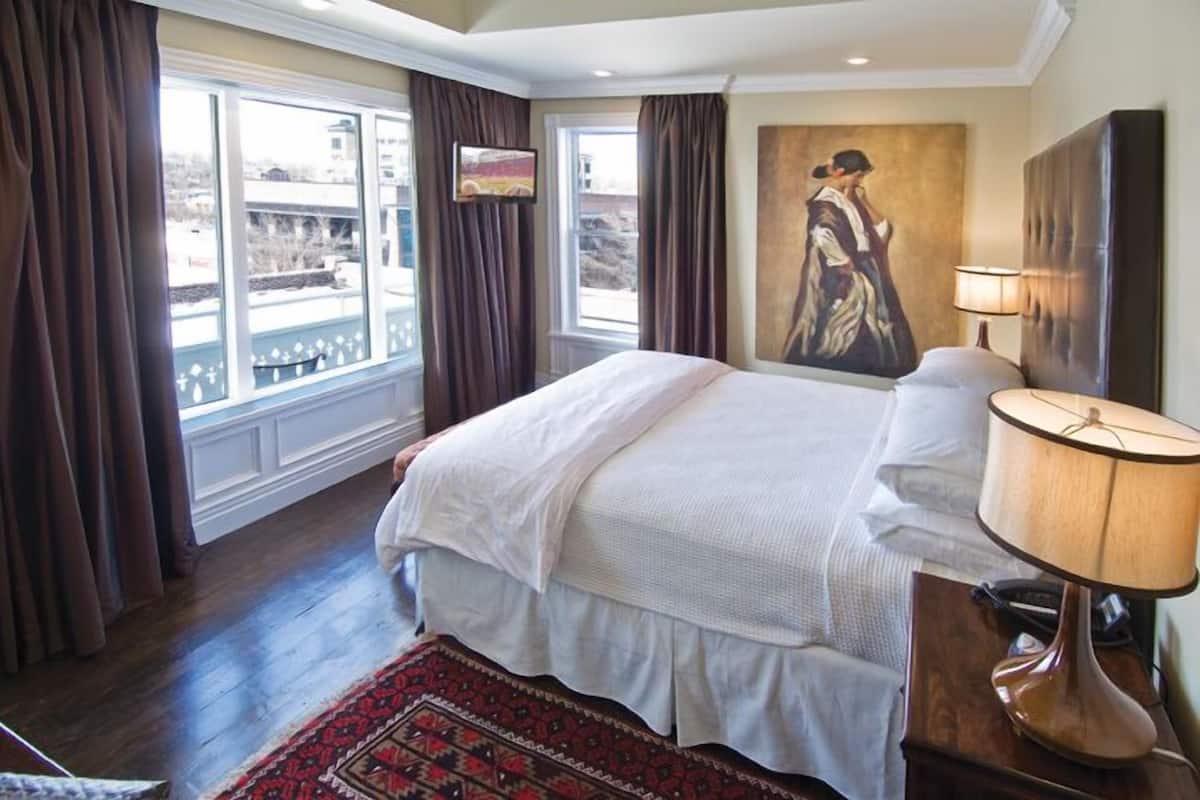 Executive Room | Blackout drapes, iron/ironing board, WiFi (free), bed sheets