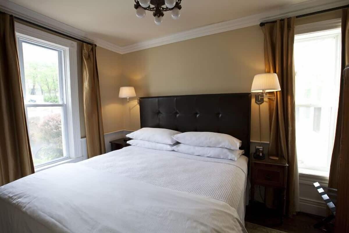 Signature Room | Blackout drapes, iron/ironing board, WiFi (free), bed sheets