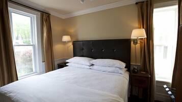 Signature Room | Blackout drapes, iron/ironing board, free WiFi, bed sheets