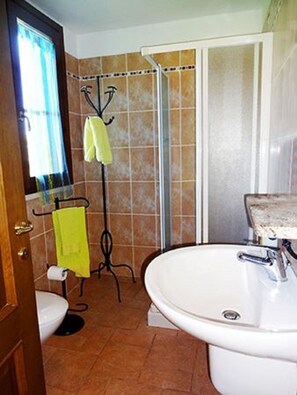 Dusche, Haartrockner, Bidet, Handtücher