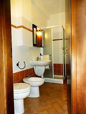 Bruser, hårtørrer, bidet, håndklæder