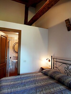 2 quartos, ferros/tábuas de passar roupa, Wi-Fi, roupa de cama