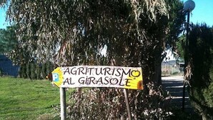Ein Schild für 'Agriturismo al Girasole' mit einem Parkplatzzeichen.
