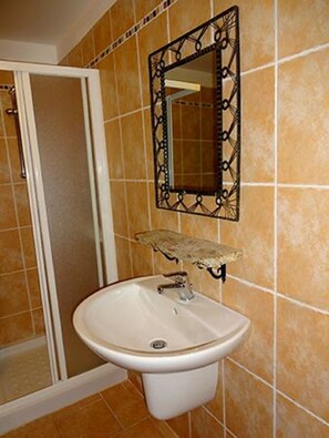 Dusche, Haartrockner, Bidet, Handtücher