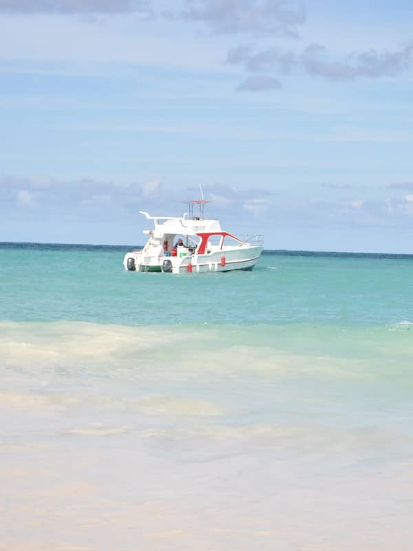 Plage à proximité, sable blanc, navette pour la plage, parasols