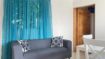 Standard-Apartment, 1 Schlafzimmer | Wohnbereich | 32-Zoll-Smart-TV mit Digitalempfang, Fernseher