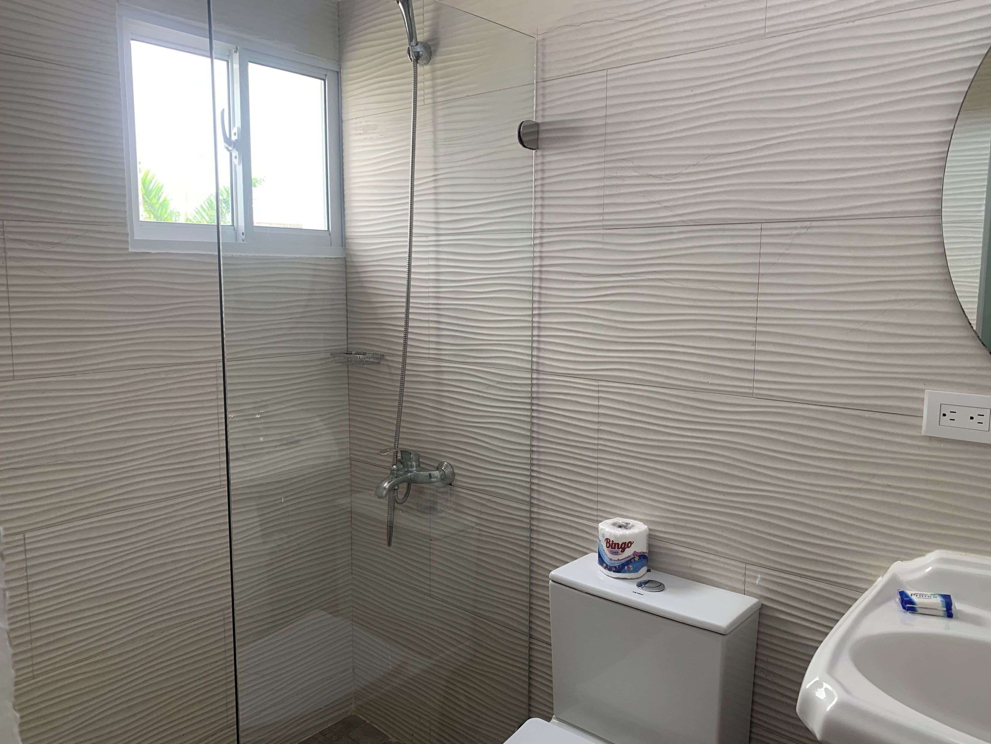 Habitación estándar doble, 1 cama doble | Baño | Ducha y bañera combinadas, cabezal de ducha tipo lluvia, toallas y jabón