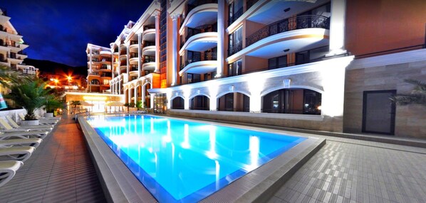 Seasonal outdoor pool