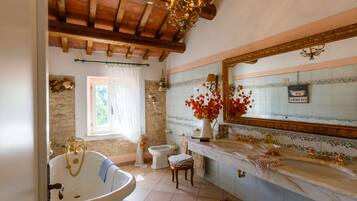 Badewanne, Haartrockner, Bidet, Handtücher