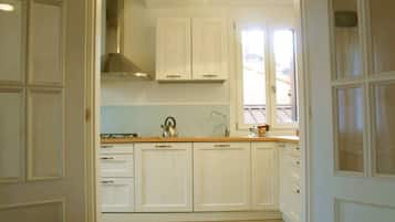 Frigorifero, forno, piano cottura, lavastoviglie