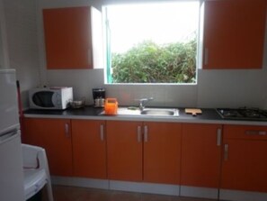 Kühlschrank, Mikrowelle, Herdplatte, Wasserkocher mit Kaffee-/Teezubehör