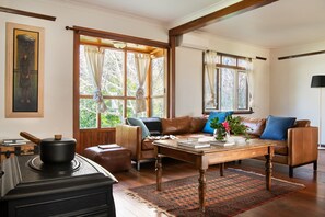 Traditional-Haus | Wohnbereich | 30-Zoll-Flachbildfernseher mit Digitalempfang, Fernseher, Kamin