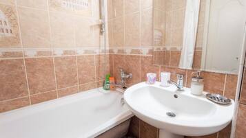 Apartment, 1 Schlafzimmer | Badezimmer | Duschwanne, Regendusche, Haartrockner, Handtücher