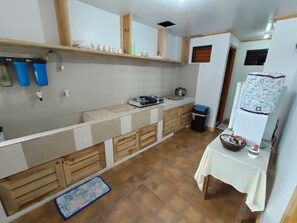 Jääkaappi, mikroaaltouuni, liesi, keittoastiat/astiat/ruokailuvälineet