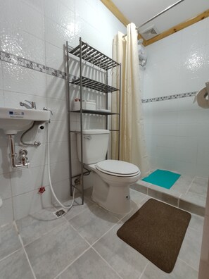 Doccia, bidet, asciugamani, sapone