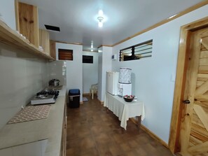 Køleskab, mikrobølgeovn, kogeplade, køkkentøj/tallerkener/redskaber