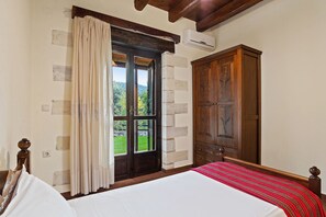 3 chambres, coffres-forts dans les chambres, fer et planche à repasser