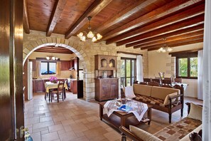 Fernseher, Kamin, DVD-Player