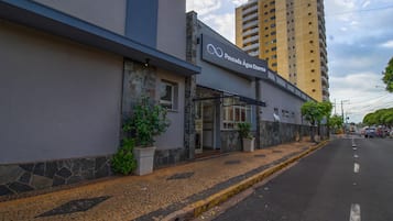 Vista frontal de la propiedad