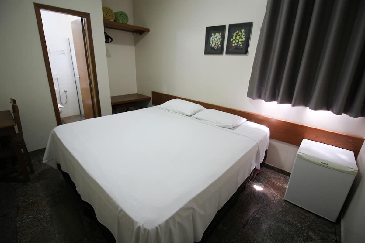 Minibar, escritorio, wifi gratis y ropa de cama 
