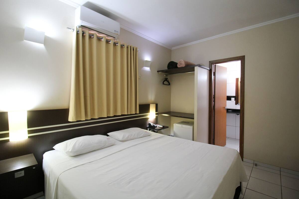 Minibar, escritorio, wifi gratis y ropa de cama 