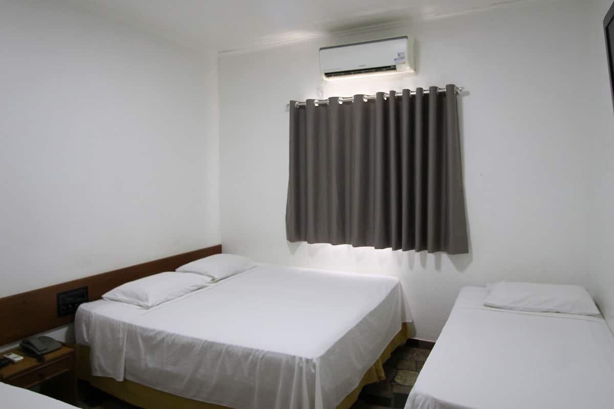 Habitación cuádruple estándar | Minibar, escritorio, wifi gratis y ropa de cama