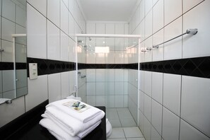 Deluxe Double Room | Bathroom | Shower, free toiletries, towels, soap - Pousada Água Eterna (Olímpia)