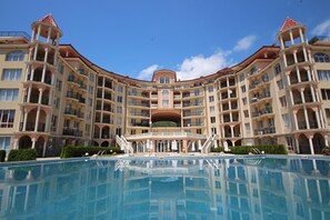 A large hotel with a central courtyard and a swimming pool. - Menada Negresco Apartments (Elenite)