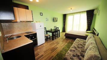 Family Studio, Pool View | 1 bedroom, bed sheets