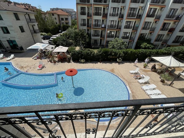 Estudi familiar, vistes a la piscina | Balcó