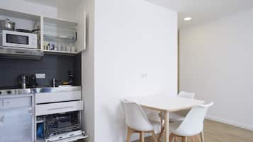 Deluxe Studio | Dapur peribadi | Peti sejuk, ketuhar gelombang mikro, dapur, mesin basuh pinggan mangkuk