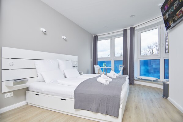 Deluxe Studio | Living area | Flat-screen TV, smart speakers - Hamburg Nord Apartments (Hamburg)