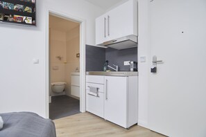 Studio Deluxe | Cuisine privée | Réfrigérateur, four à micro-ondes, surface de cuisson, lave-vaisselle