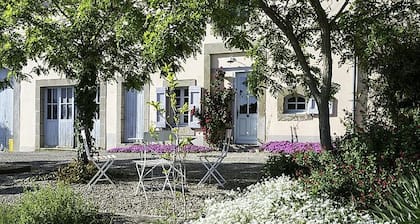 Mökki 4 hengelle Domaine de la Forçatessa, uima-allas puistossa.