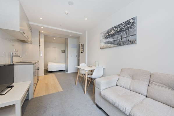 Studio | Living area | LED TV - Stylish Modern Studio, Queens Resid, Gym & Pool (Auckland)