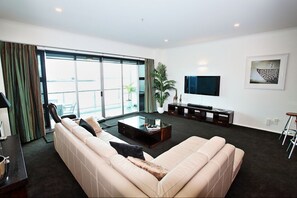 Apartamento, 1 quarto | Área de estar | TV LED