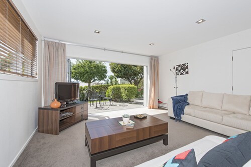 Perfect Central Location, Halfway CBD & Airport