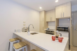 Apartment, 2 Bedrooms | Private kitchen | Fridge, microwave, oven, stovetop - Sky Tower Right Next Door, Spacious, Modern (Auckland)