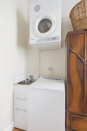 House, 3 Bedrooms | Laundry